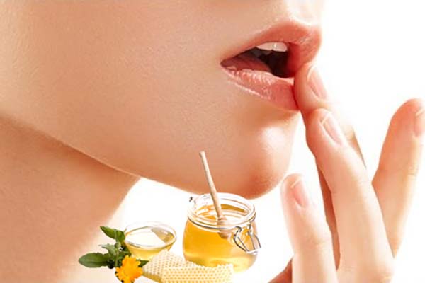 3 Cách dưỡng môi bằng mật ong an toàn, hiệu quả